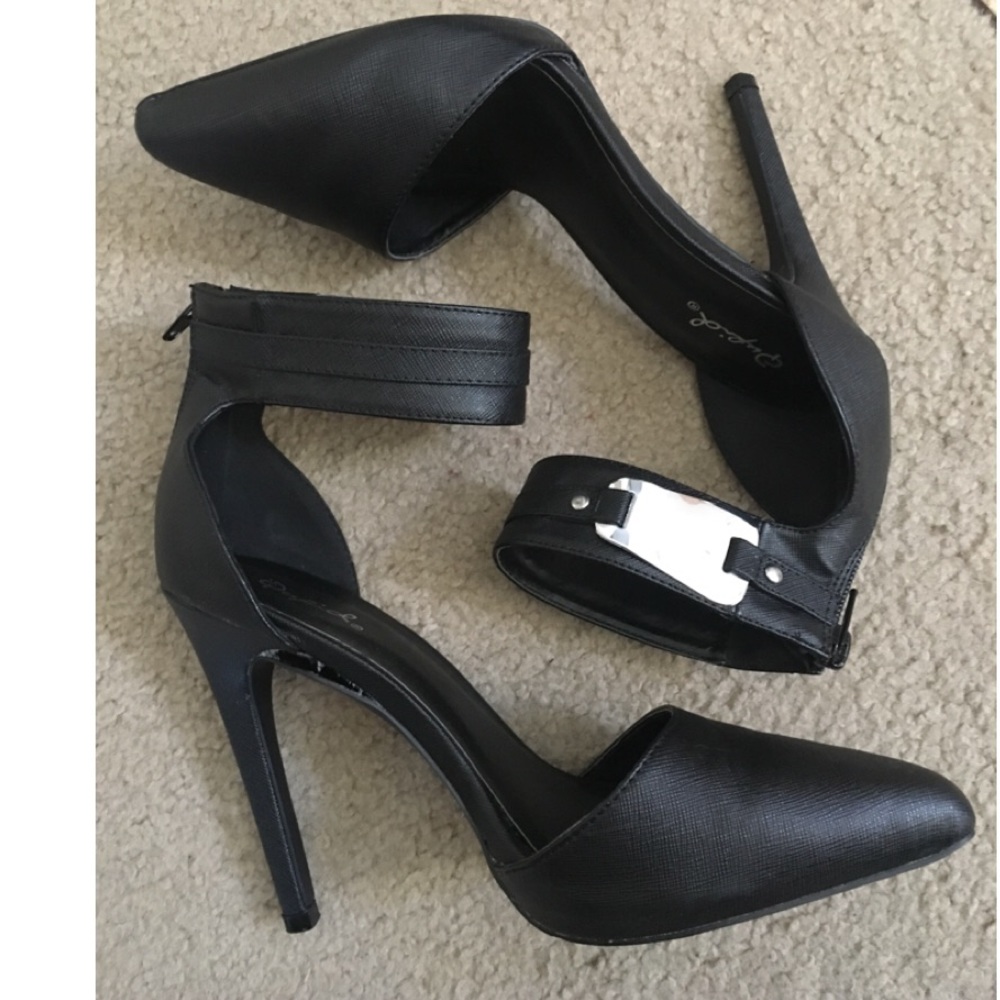 Black pointed toe heels